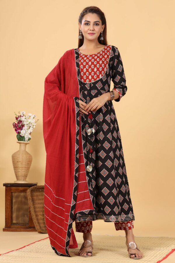 Black/Maroon Women's Rayon Anarkali Kurta set with pant and dupatta - Image 4